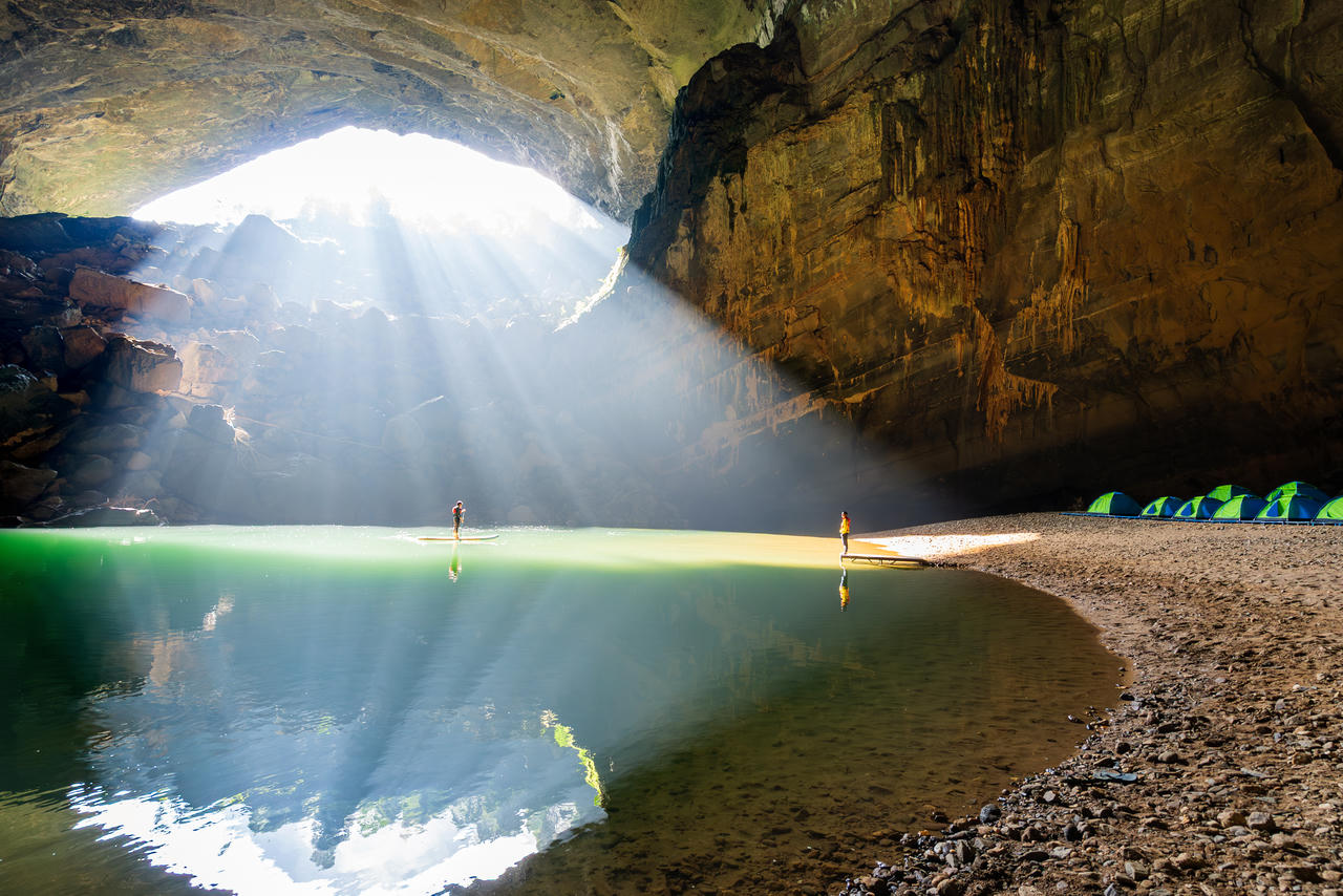 Ánh sáng từ hố sụt mở ra “khu vườn trong lòng đất”, tạo nên cảnh quan kỳ vĩ hiếm có tại hang Sơn Đoòng.
