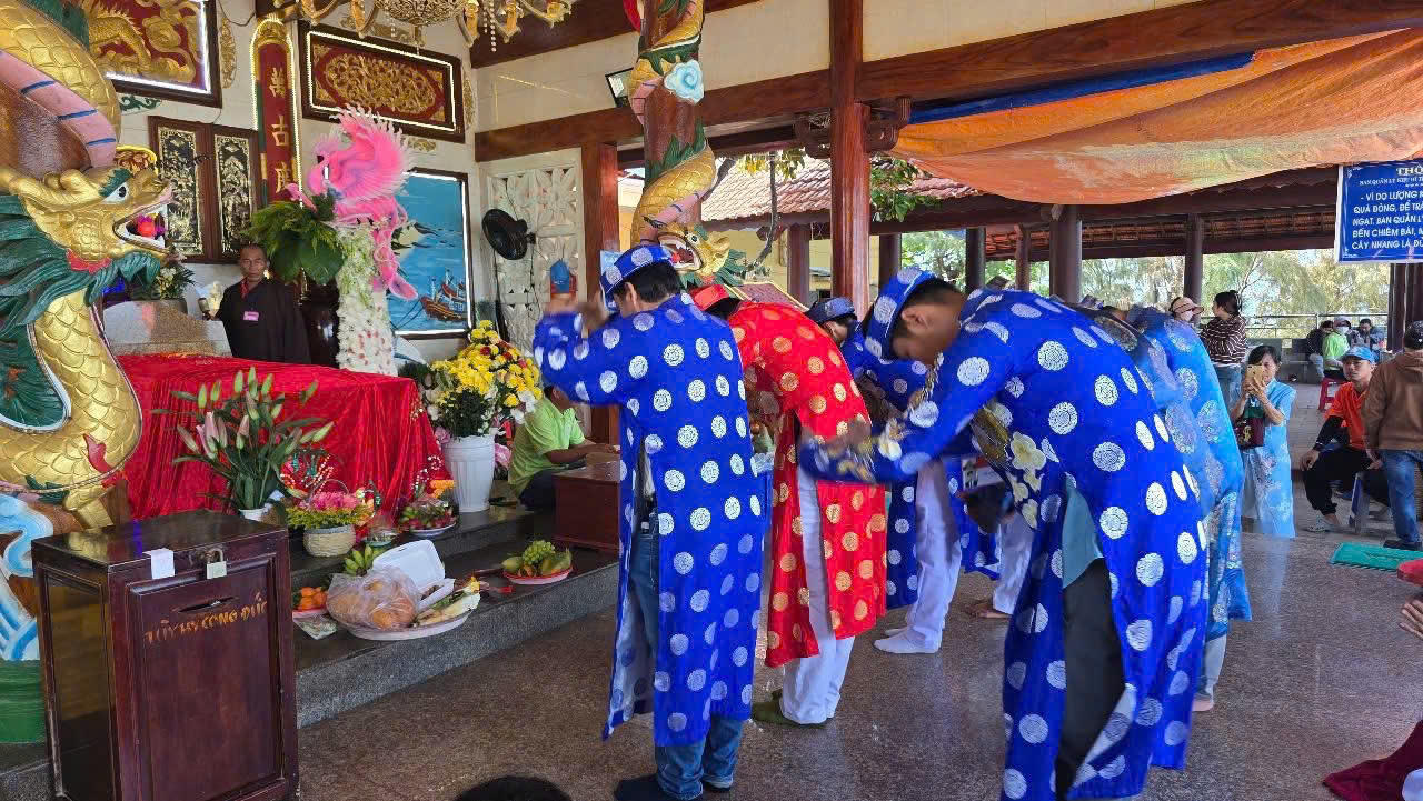 Ban Quản lý Di tích Lịch sử - Văn hóa Dinh Cô tổ chức lễ cúng lại Mộ Cô.