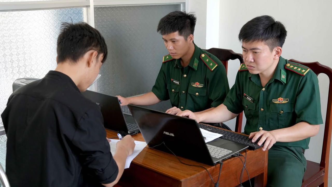 Lực lượng biên phòng làm việc với các nghi phạm.