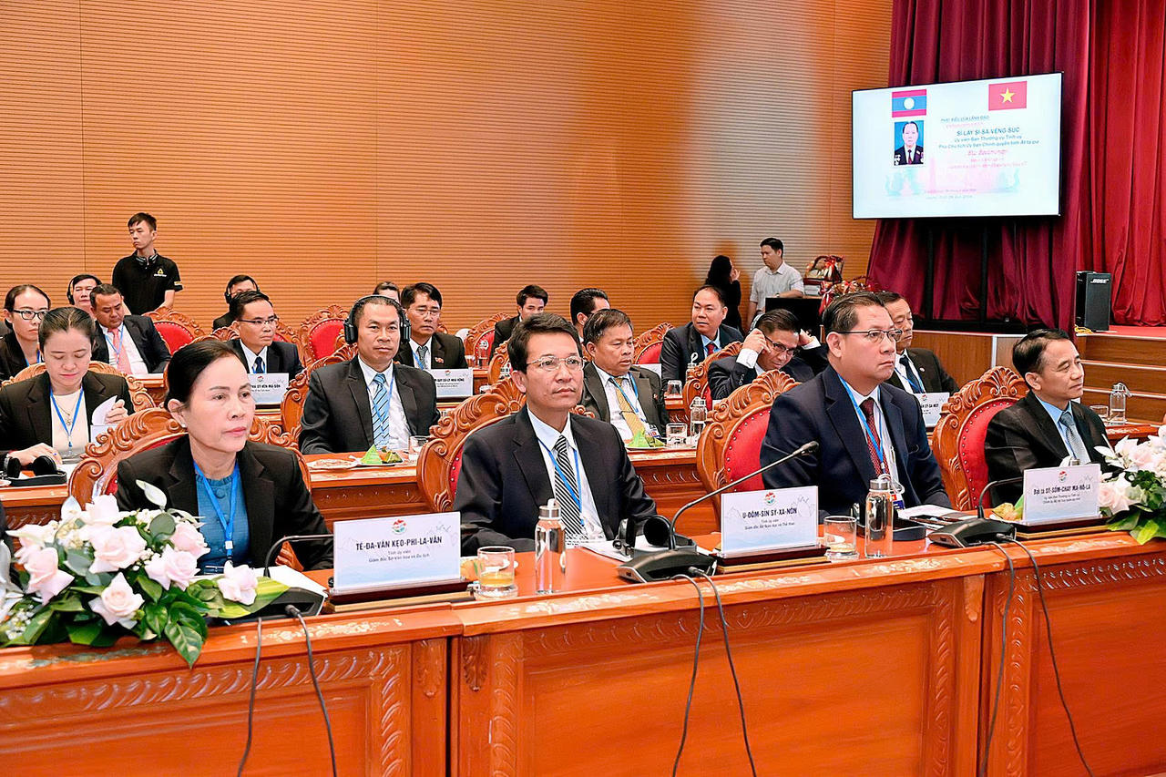 Đại biểu đến từ 4 tỉnh Nam Lào dự hội nghị. (Ảnh: Đức Thụy)