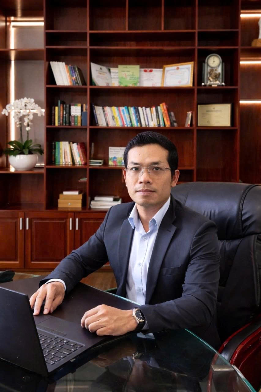 Ông Trần Văn Tuấn, cựu học sinh khóa 1999 - 2002, chia sẻ về những ký ức và hành trình trưởng thành từ mái trường THPT Lê Hồng Phong.