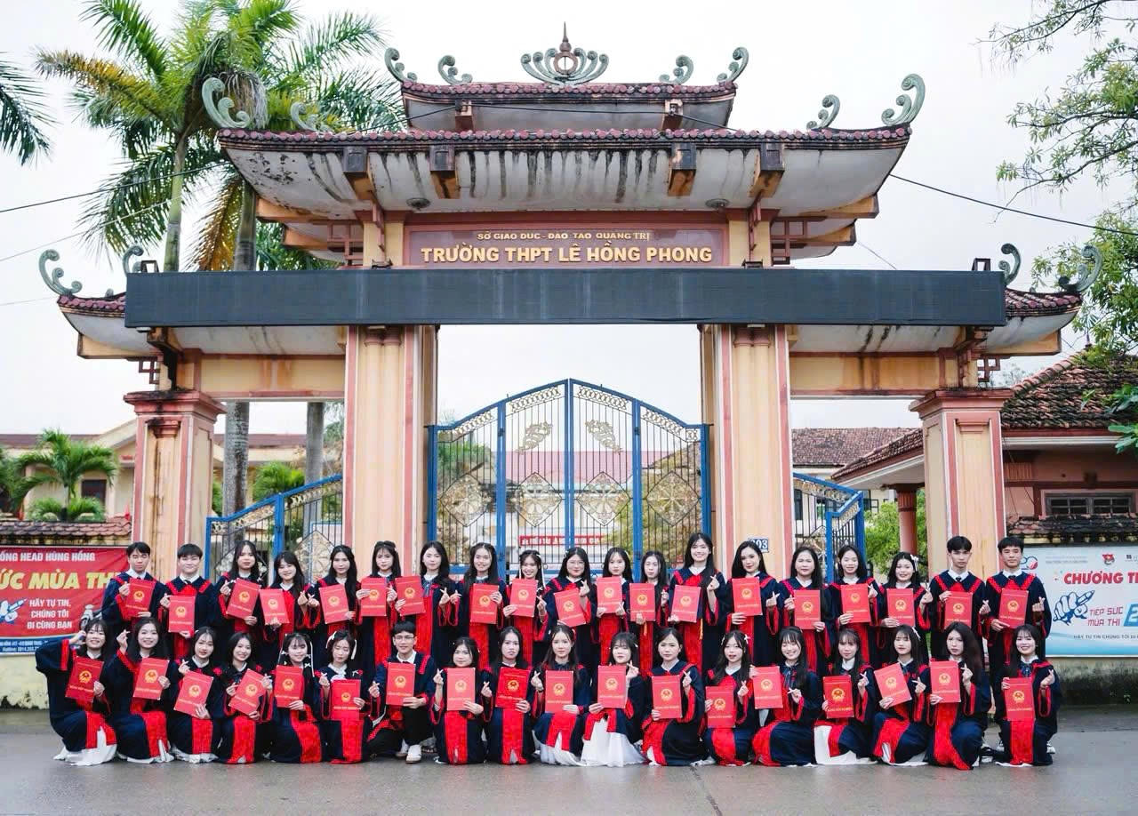 Tấm bằng trên tay, ước mơ trong tim - từ mái trường Lê Hồng Phong, những hành trình mới bắt đầu.
