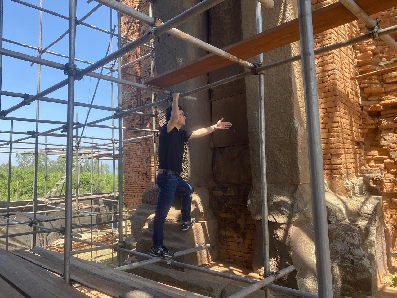 Tháp được xây dựng bằng đá sa thạch.