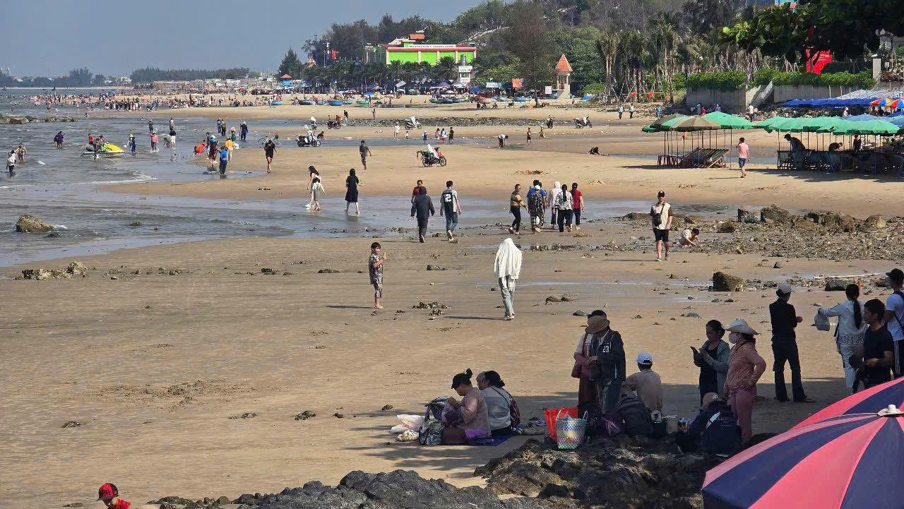 Hàng nghìn người dân từ khắp nơi đổ về tham dự Lễ hội Dinh Cô.