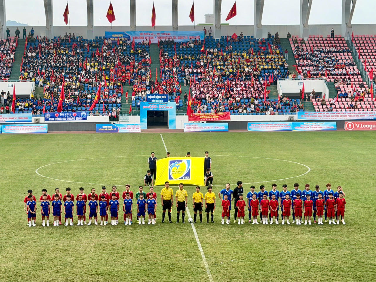 Trên 5.000 khán giả đến xem và cổ vũ trận đấu giao lưu bóng đá giữa đội nữ Than - Khoáng sản Việt Nam và đội bóng đá nữ thành phố Bách Sắc, Khu tự trị dân tộc Choang Quảng Tây.