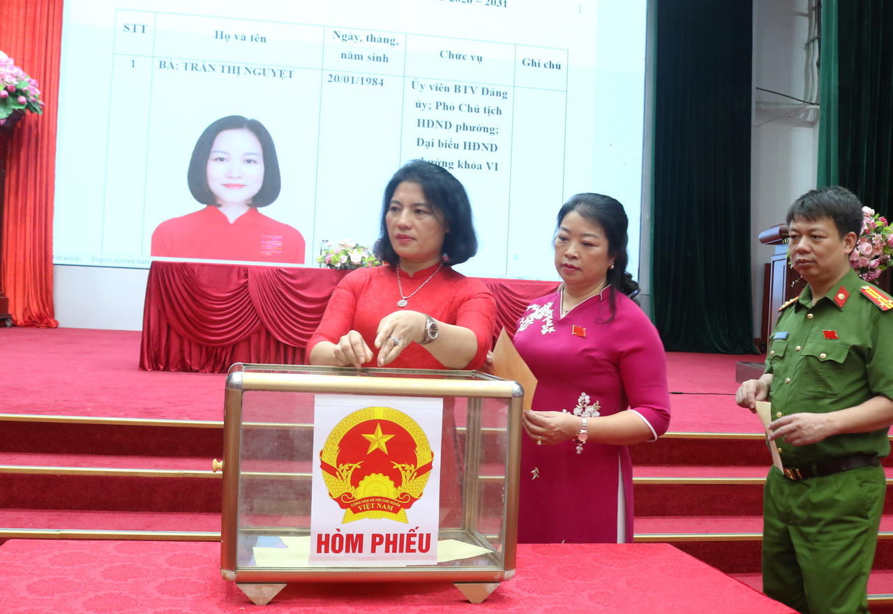 Các đại biểu bỏ phiếu bầu các chức danh lãnh đạo HĐND và UBND phường khóa VI.