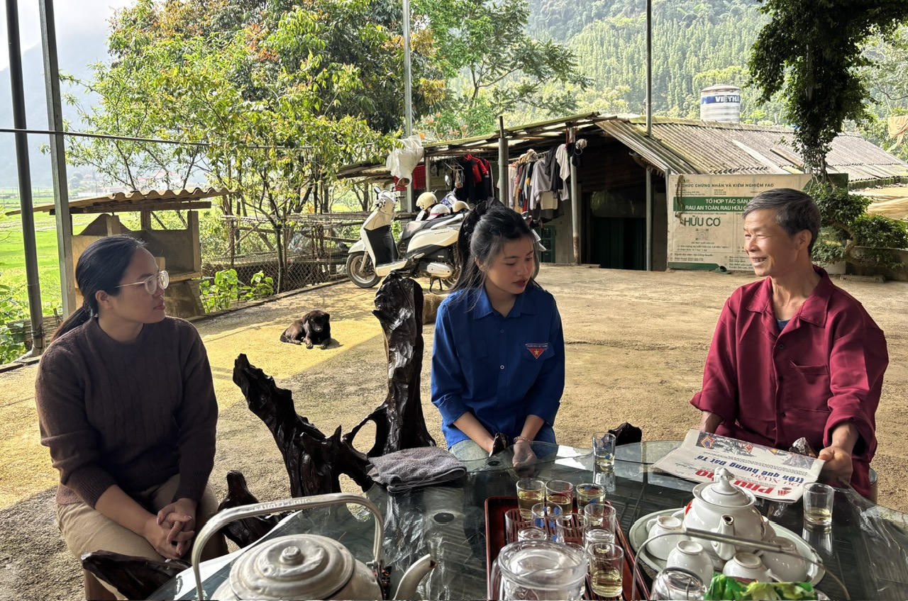 Ông Hà Công Cọt – người có uy tín ở xóm Chiềng là một trong những điển hình tiêu biểu tham gia tuyên truyền phổ biến giáo dục pháp luật. Ông Cọt chia sẻ: người cao tuổi cần phát huy vai trò nêu gương, xóa bỏ quan niệm cũ về sự bảo thủ. Bản thân ông đã vận động hội viên đi đầu trong thực hiện nếp sống văn minh trong việc cưới, việc tang; đồng thời tích cực tuyên truyền thực hiện Luật Hôn nhân và Gia đình, phòng, chống tảo hôn.