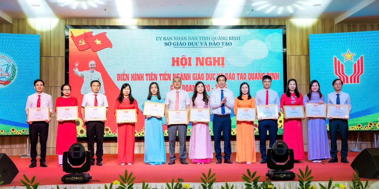 Những người thầy, người cô được vinh danh - tiếp tục khẳng định giá trị bền bỉ của sự nghiệp trồng người.