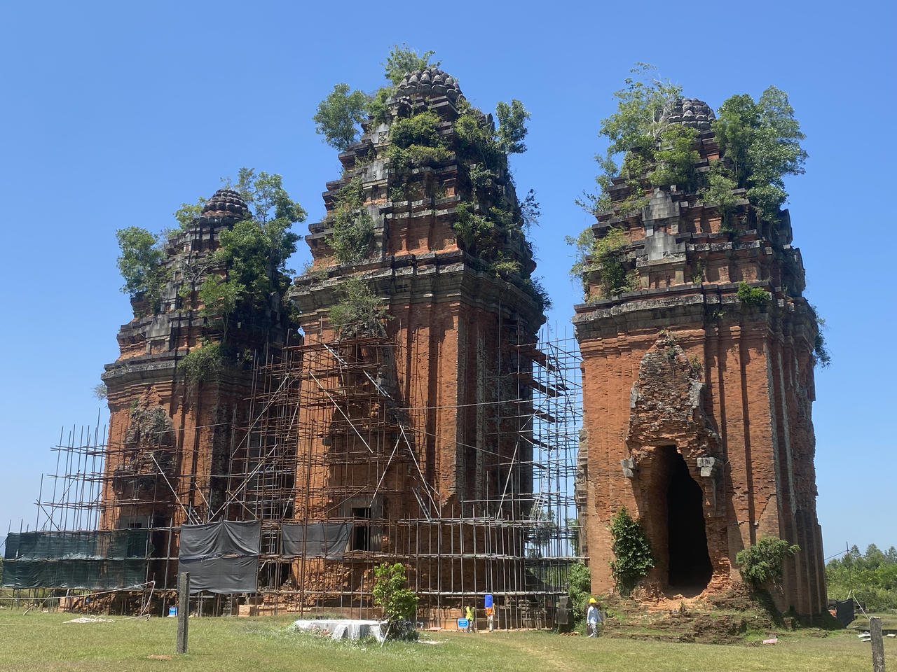 Tháp đang được trùng tu, sửa chữa.