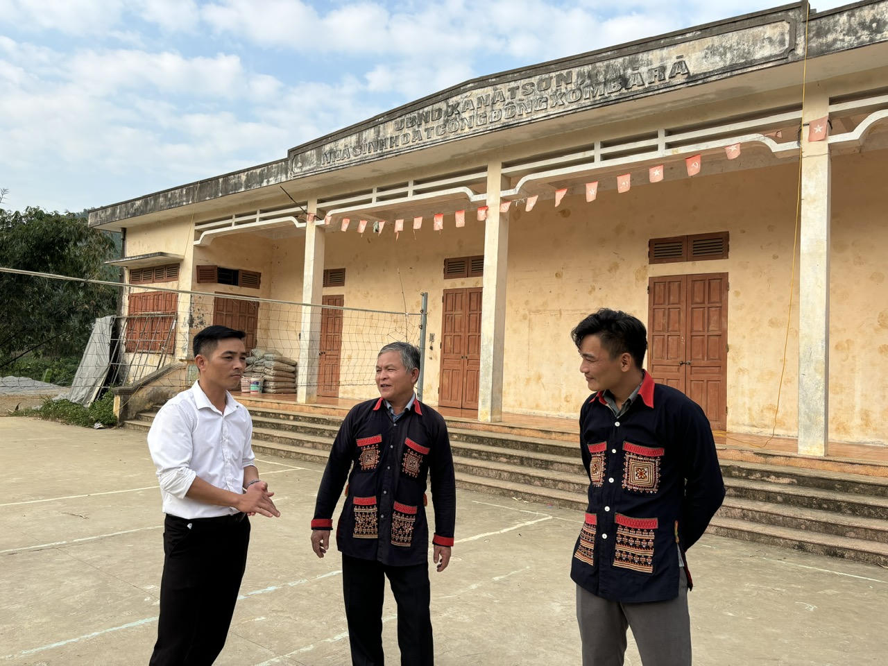 Ông Triệu Lục Liên (giữa) đưa các quy định của pháp luật vào luật tục của đồng bào Dao nhằm nâng cao hiểu biết, ý thức chấp hành pháp luật của người dân.