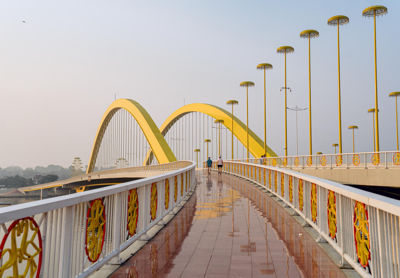 Cầu nổi bật với tông màu vàng chủ đạo; đặc biệt với “lọng vàng cung đình” ở 2 đầu cầu tạo nên dấu ấn văn hóa đặc trưng của vùng đất Cố đô.