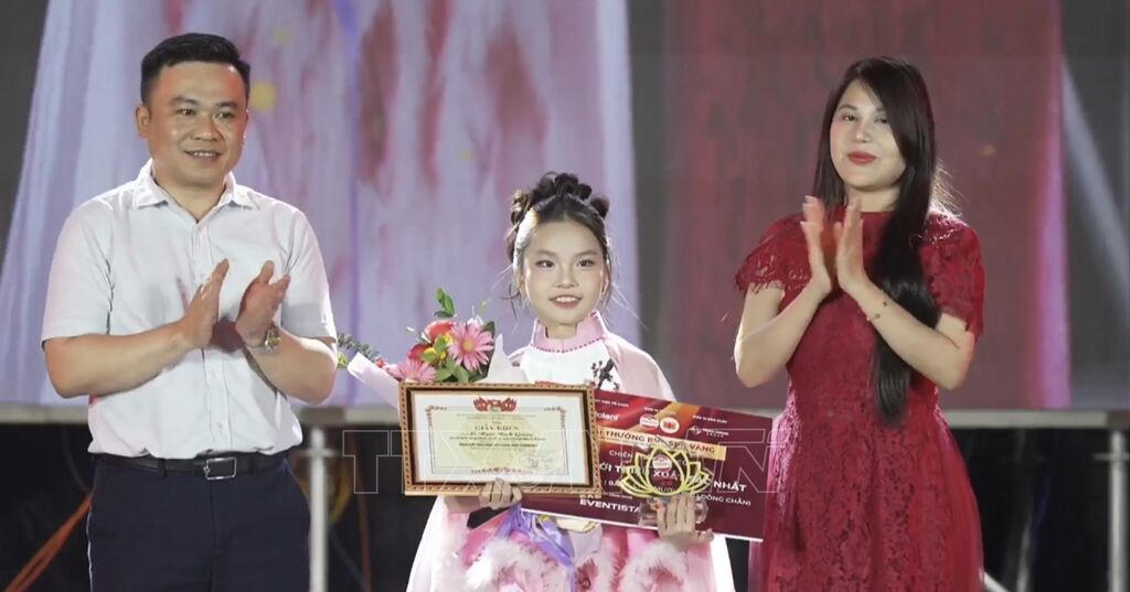 Em Lê Ngọc Minh Giang (Trường Tiểu học Chu Văn An, Hải Phòng) đã vinh dự đạt giải thưởng Nghệ sĩ nhí đa năng.