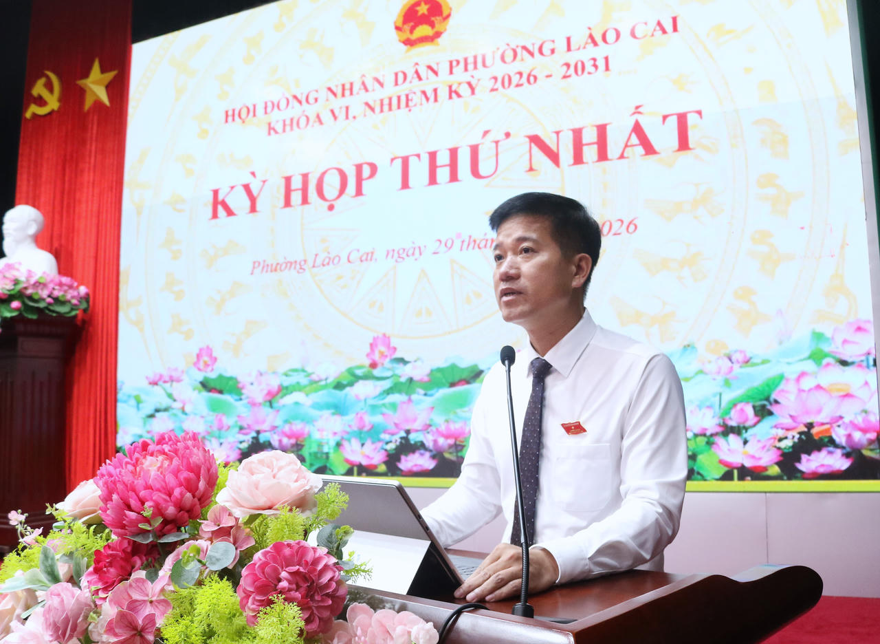 Ông Nguyễn Văn Nhất, Chủ tịch UBND phường Lào Cai phát biểu tại kỳ họp.