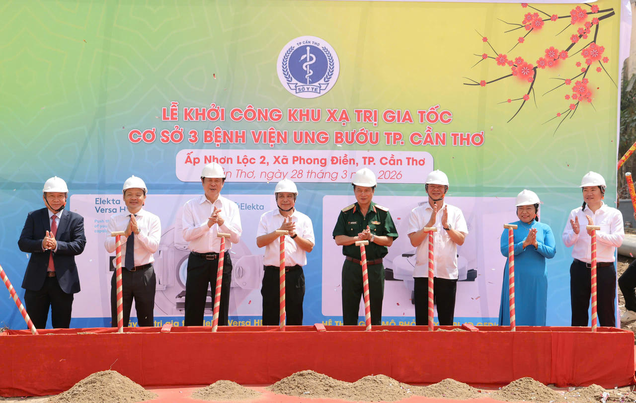 Lãnh đạo thực hiện nghi thức khởi công khu xạ trị gia tốc Cơ sở 3 - Bệnh viện Ung bướu TP Cần Thơ.