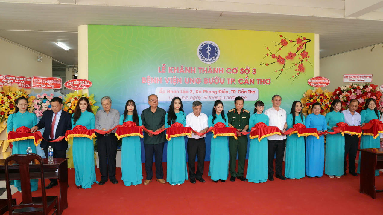 Lãnh đạo thực hiện nghi thức khánh thành cơ sở 3 Bệnh viện Ung bướu TP Cần Thơ.