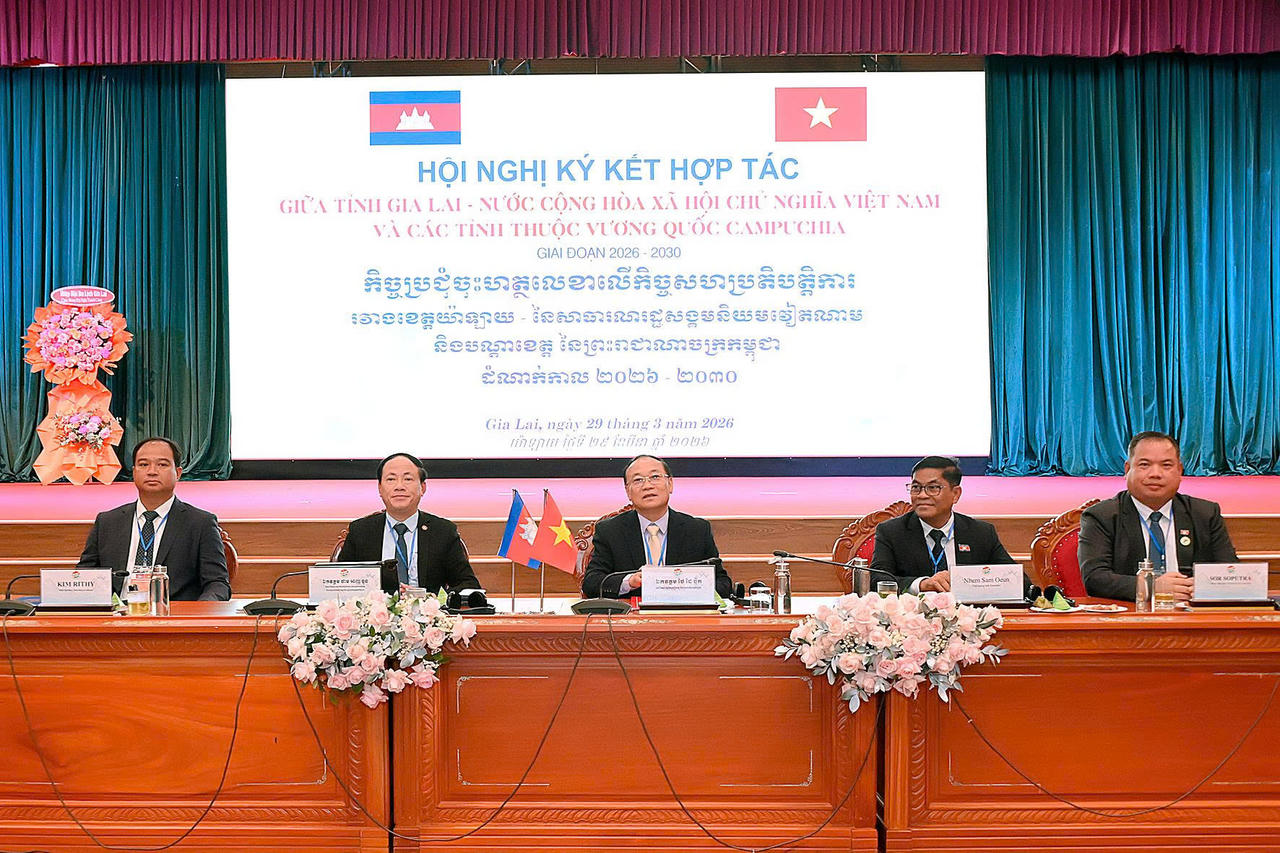 Lãnh đạo tỉnh Gia Lai và 3 tỉnh Đông Bắc Campuchia tại lễ ký kết.