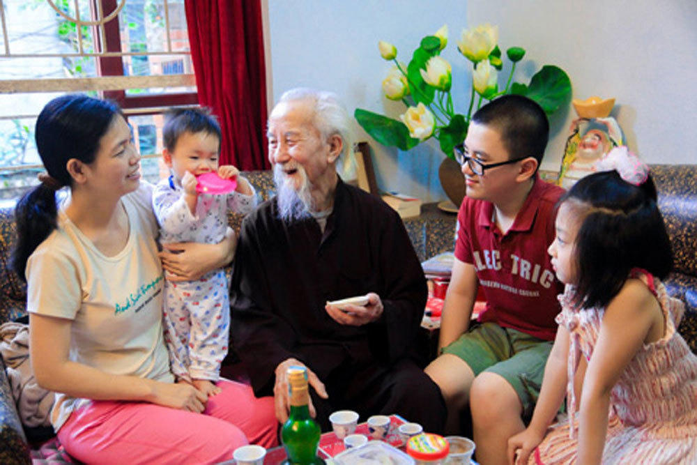 Theo quan niệm Phật giáo, trong trăm cái thiện thì hiếu là đứng đầu. (Ảnh: Vietnamnet.vn).