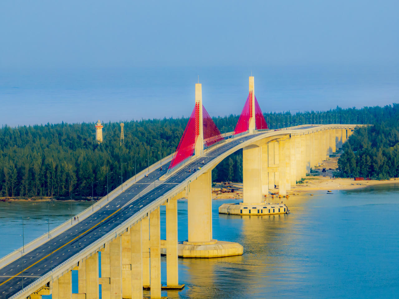 Lan can, vỉa hè và hệ thống chiếu sáng hiện đại được thiết kế bảo đảm khả năng chịu lực lớn, chống ăn mòn và thích ứng với điều kiện gió bão khắc nghiệt của vùng ven biển, đồng thời tạo nên diện mạo kiến trúc hài hòa, thẩm mỹ.