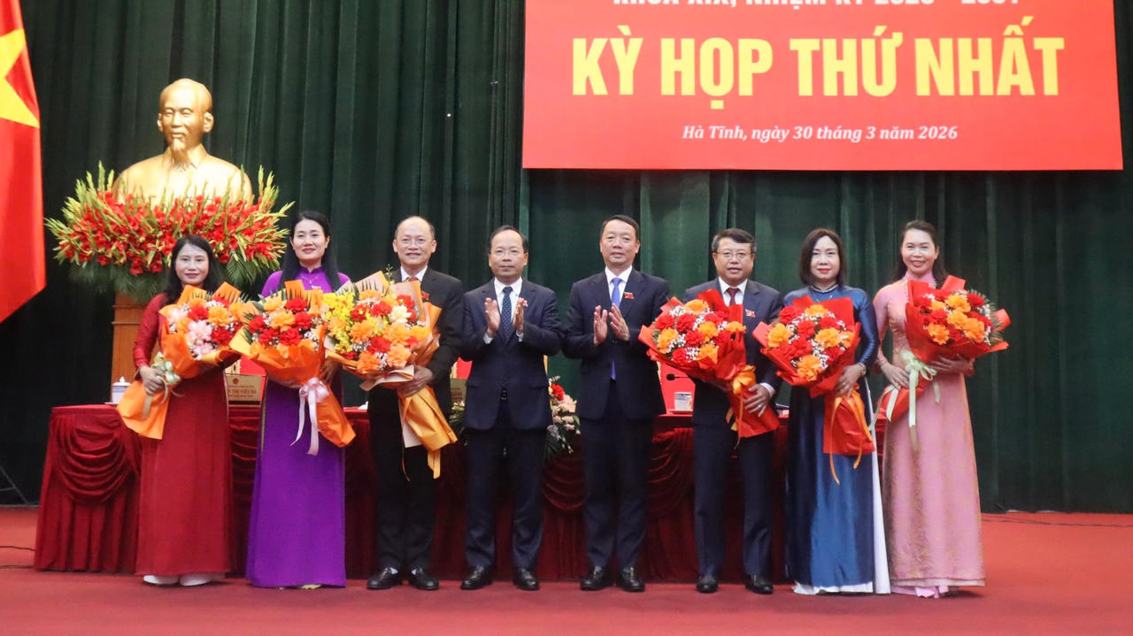 Ông Nguyễn Duy Lâm - Ủy viên BCH Trung ương Đảng, Bí thư Tỉnh ủy và Chủ tịch UBND tỉnh Hà Tĩnh Phan Thiên Định tặng hoa chúc mừng Thường trực HĐND tỉnh Hà Tĩnh khóa XIX.