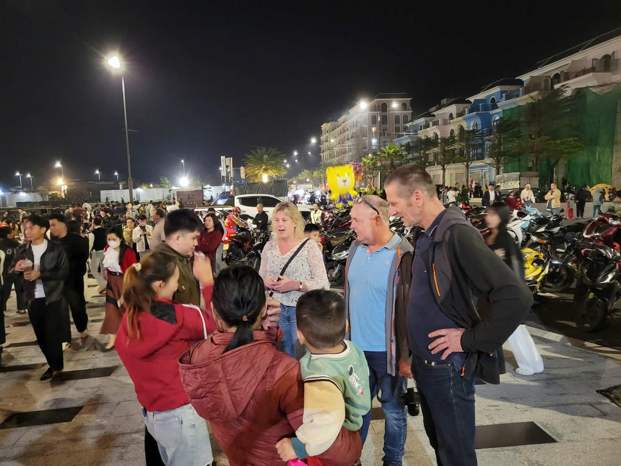 Du khách quốc tế trải nghiệm không khí sôi động tại khu phố đêm, giao lưu cùng người dân địa phương trong hành trình khám phá Quảng Trị.