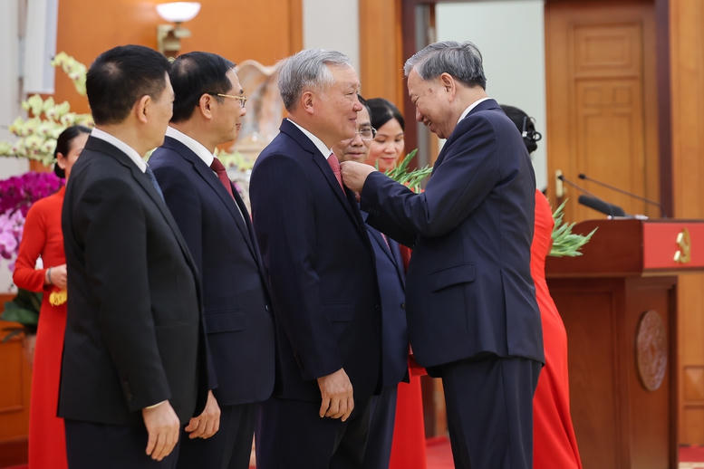 Tổng Bí thư Tô Lâm trao Huân chương Quân công hạng nhất và Huy hiệu Đảng tặng các đồng chí lãnh đạo, nguyên lãnh đạo- Ảnh 2.