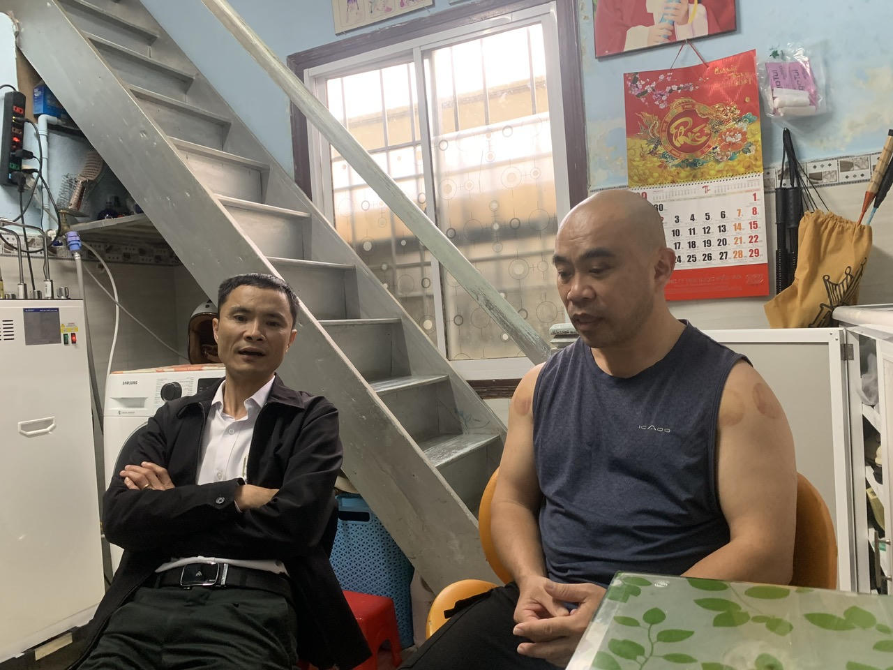  Anh Hiển (bên phải) trong thời gian đột ngột bị mù mắt.