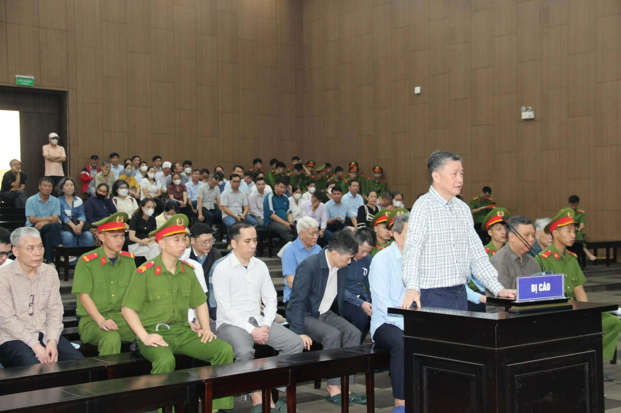 Lời khai về việc ‘không đấu tranh được với bản thân’ khi nhận 200.000 USD