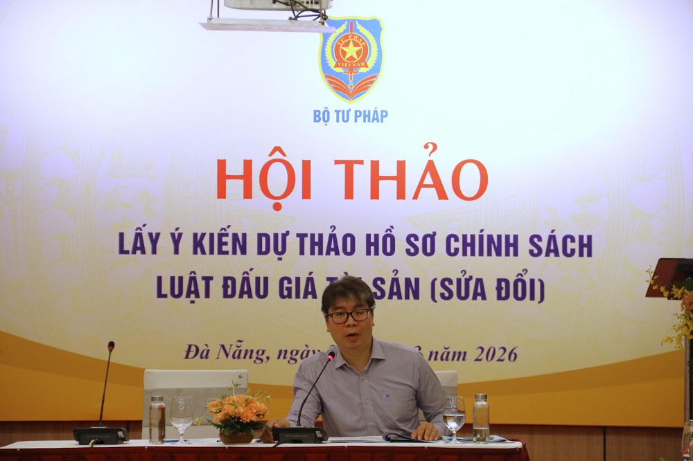 Ông Lê Văn Tuấn, Phó Cục trưởng Cục Bổ trợ tư pháp (Bộ Tư pháp) chủ trì Hội thảo.