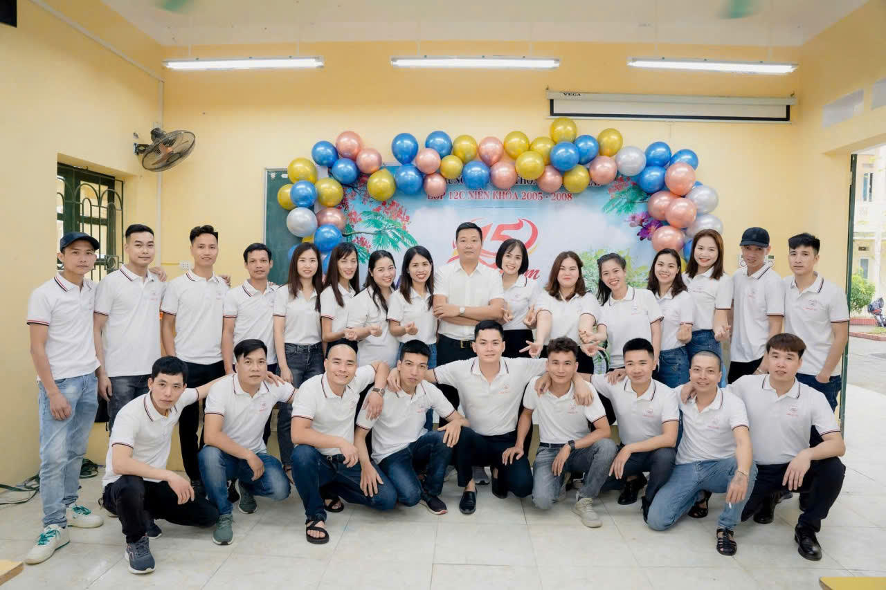 Tập thể lớp 12C, niên khoá 2005 - 2008 Trường THPT Hồng Thái chụp cùng thầy Năng chủ nhiệm ngày trở về.