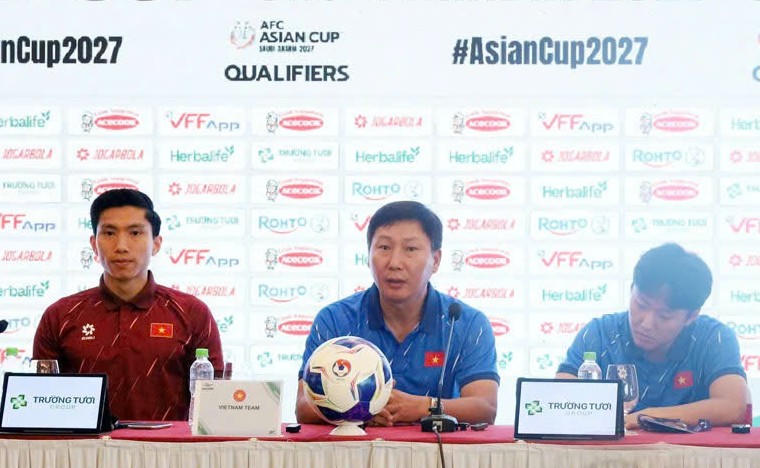 Ông&nbsp;Kim Sang Sik (giữa)&nbsp;HLV trưởng đội tuyển Việt Nam phát biểu tại buổi họp báo.