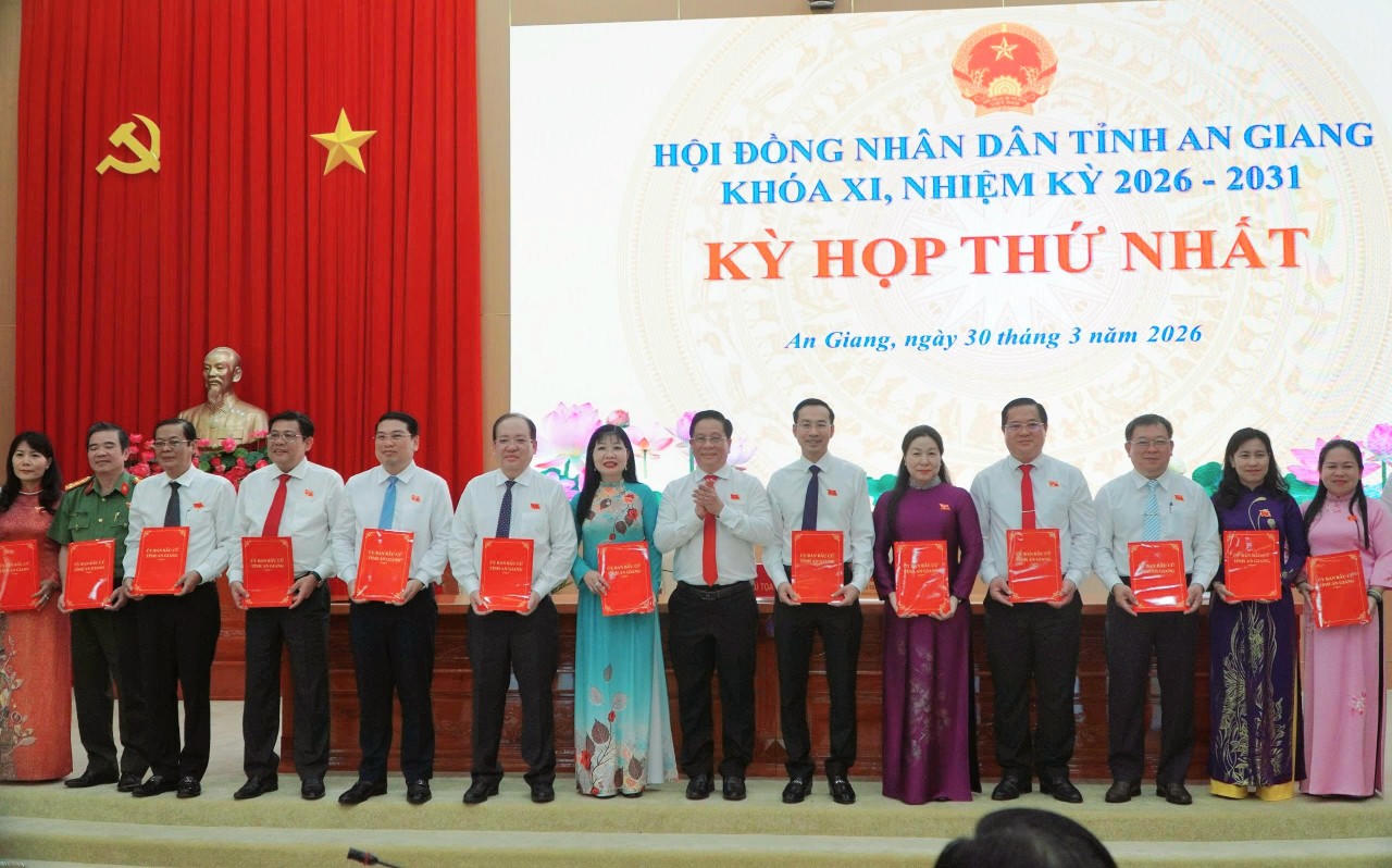 Phó Bí thư Tỉnh ủy, Chủ tịch UBND tỉnh Hồ Văn Mừng trao quyết định các chức danh chủ chốt với tỷ lệ tín nhiệm cao.