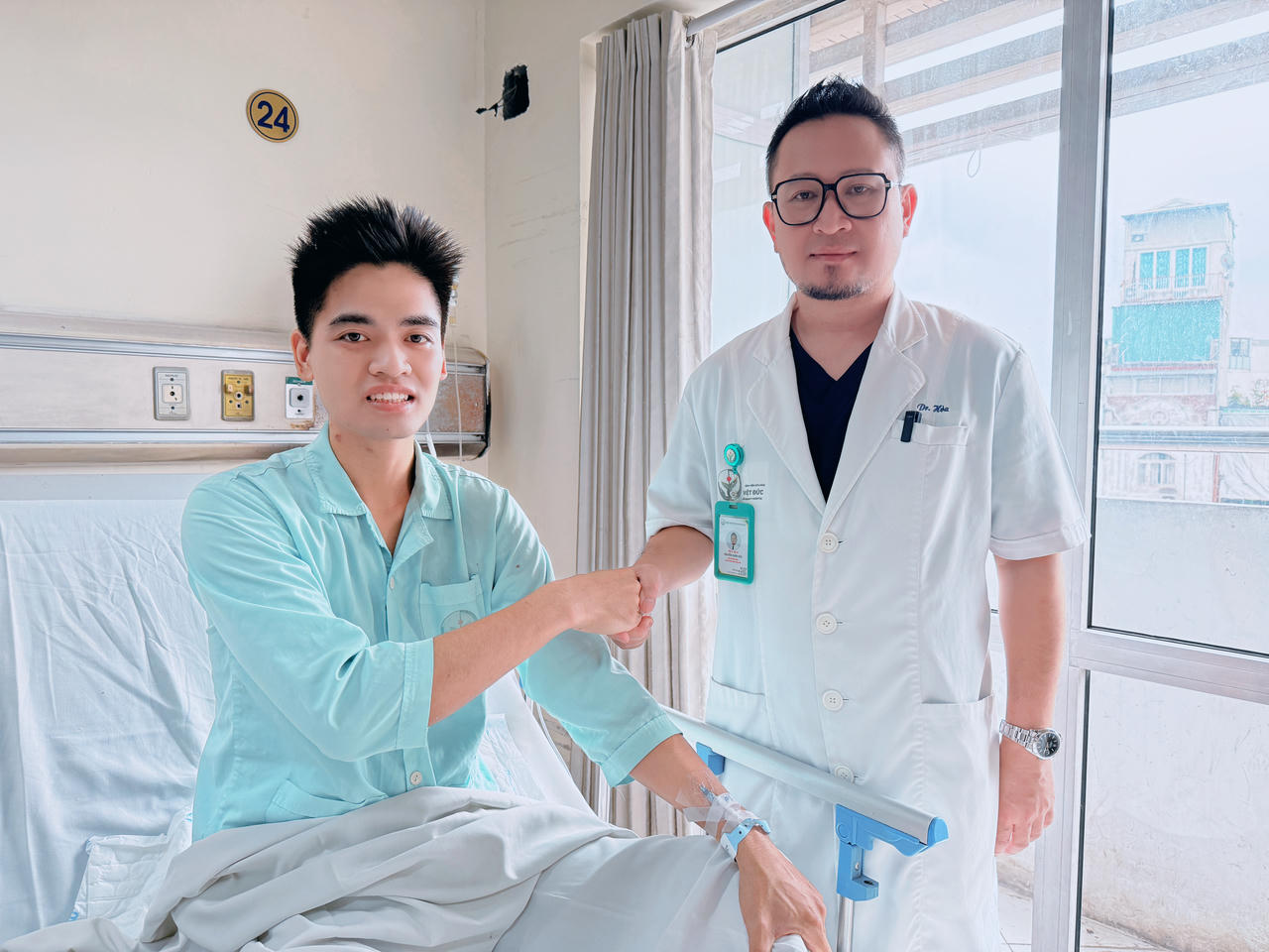 TS.BS Nguyễn Xuân Hòa - Phó Trưởng khoa Phẫu thuật Tiêu hóa Bệnh viện Hữu nghị Việt Đức thăm khám cho bệnh nhân.