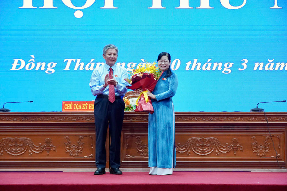 Ông Ngô Chí Cường tặng hoa cảm ơn những đóng góp của bà Châu Thị Mỹ Phương.