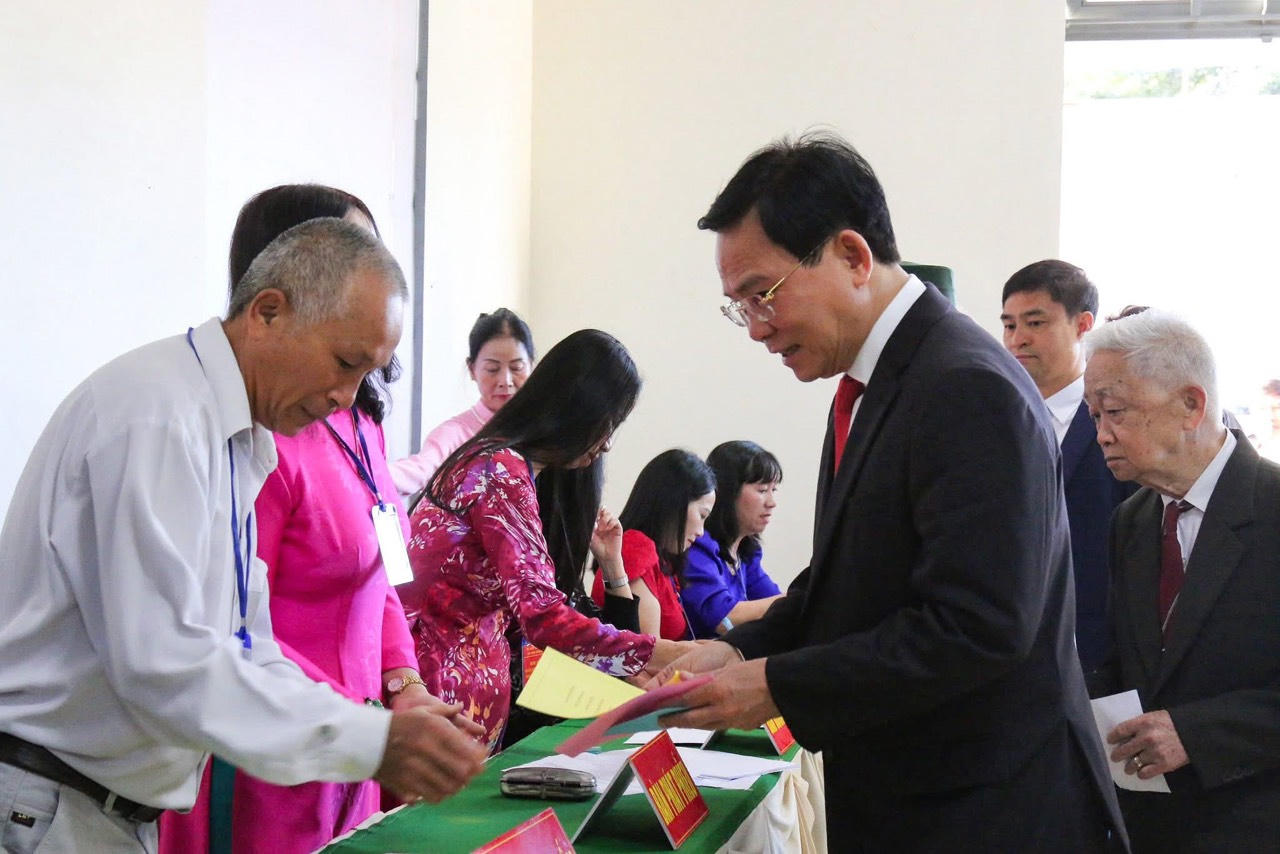 Ông Hồ Văn Mười tham gia bỏ phiếu trong Ngày hội bầu cử vừa qua.