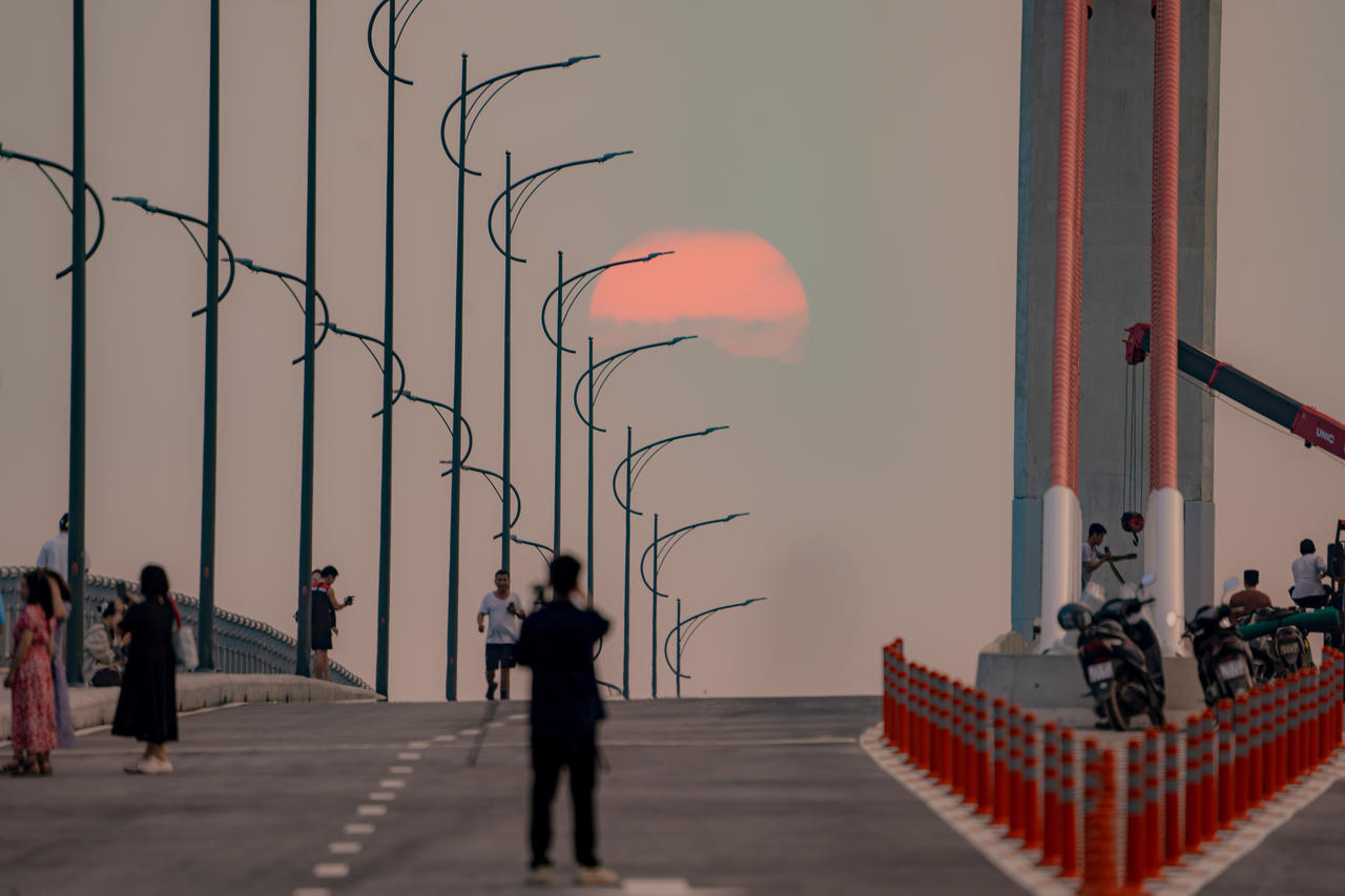 Mặt trời lặn sau những nhịp cầu, khép lại một ngày nơi cửa biển nhưng cây cầu đang mở ra những chân trời mới cho Huế trên hành trình vươn ra đại dương.