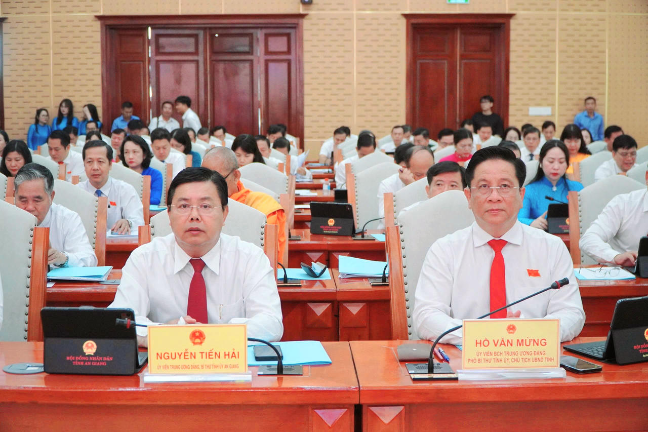 Các đại biểu tham dự kỳ họp