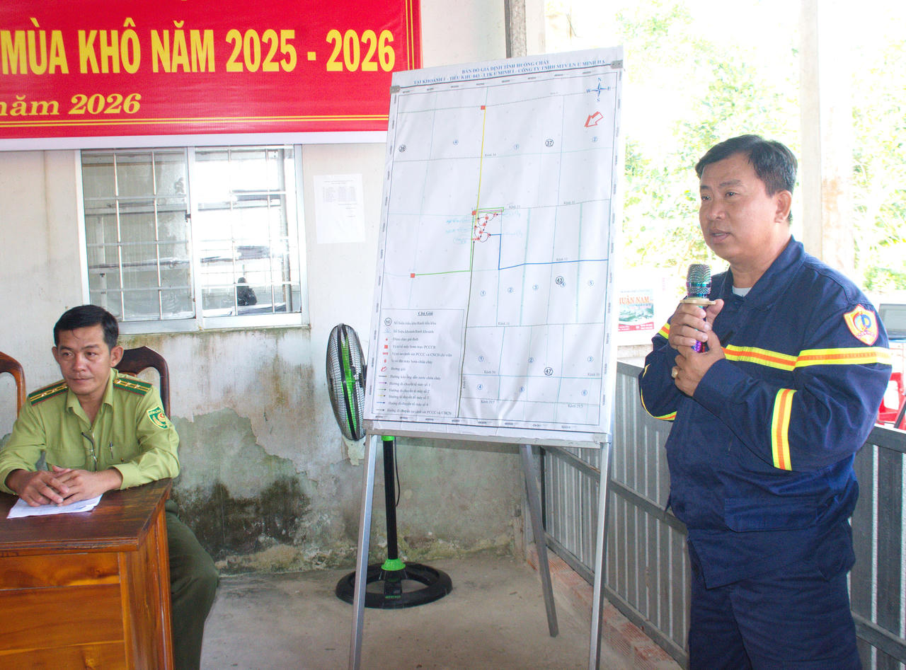 Đội trưởng của Phòng Cảnh sát PCCC và CNCH Công an tỉnh Cà Mau hướng dẫn đội hình tham gia thực tập.