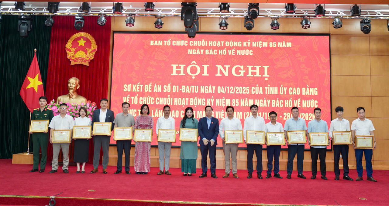 Nhà báo Phạm Xuân Diệu đại diện Báo Pháp luật Việt Nam nhận Bằng khen của Chủ tịch UBND tỉnh Cao Bằng. (Ảnh: Lê Hanh)