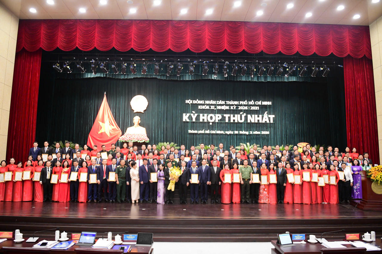 Ông Võ Văn Minh cũng yêu cầu, ngay từ đầu nhiệm kỳ, Thường trực HĐND, các Ban của HĐND, các Tổ đại biểu HĐND và từng đại biểu HĐND Thành phố tăng cường giám sát việc thực hiện các nghị quyết, kết luận, lời hứa và cam kết