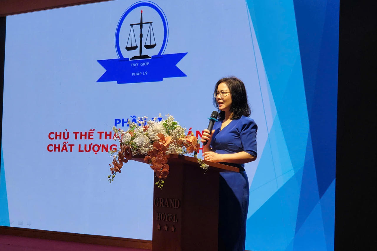 Bà Vũ Thị Hường – Phó Cục trưởng Cục Phổ biến, giáo dục pháp luật và Trợ giúp pháp lý (Bộ Tư pháp) phát biểu khai mạc hội nghị. Ảnh: Kế Nguyễn