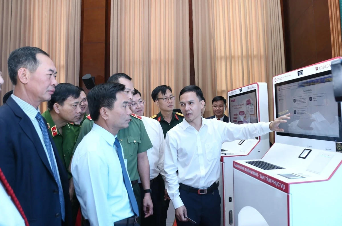 Các đại biểu tham quan trải nghiệm Kiosk thông minh.