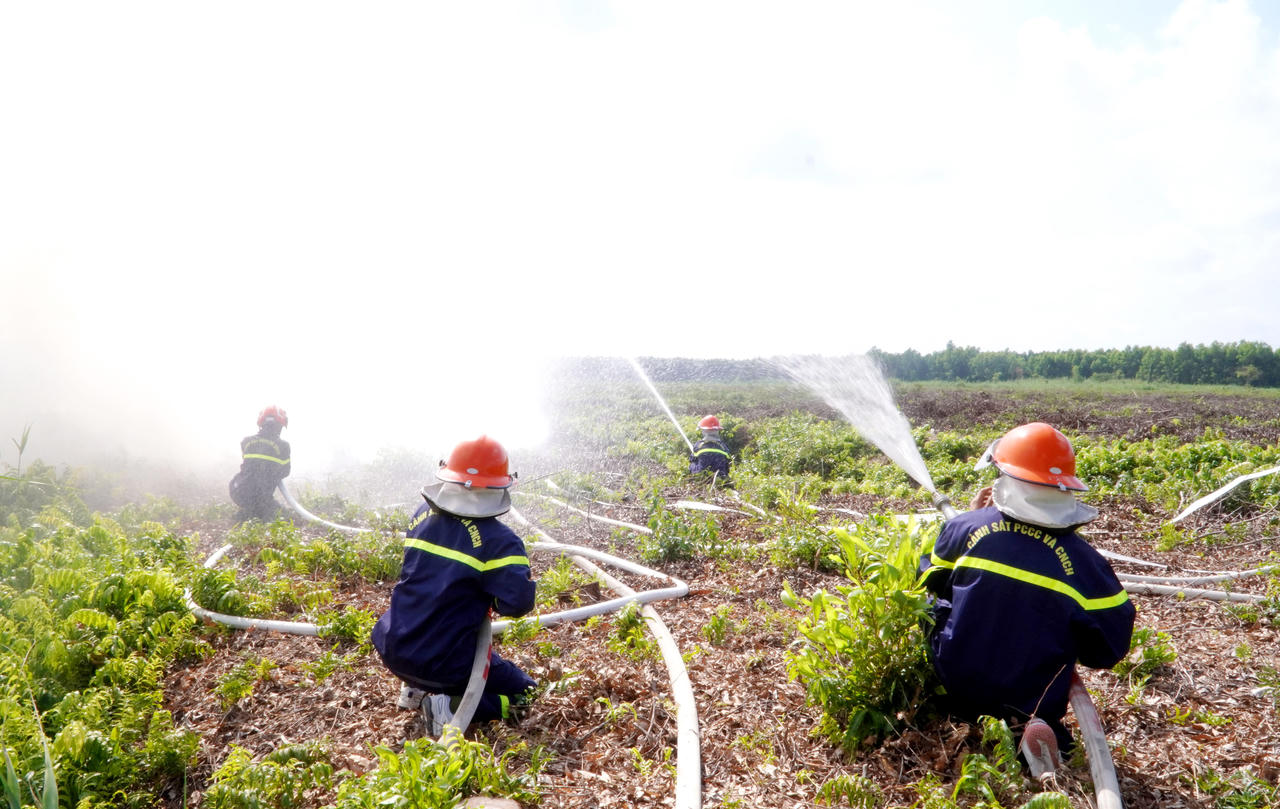 Lực lượng Cảnh sát PCCC và CNCH Công an tỉnh Cà Mau kịp thời tiếp cận hiện trường, tham gia xử lý đám cháy.
