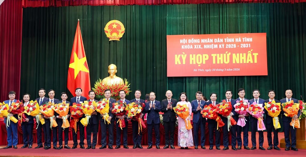 Bí thư Tỉnh ủy cùng Thường trực HĐND tỉnh Hà Tĩnh tặng hoa chúc mừng lãnh đạo UBND tỉnh và các Ủy viên UBND tỉnh nhiệm kỳ 2026-2031.
