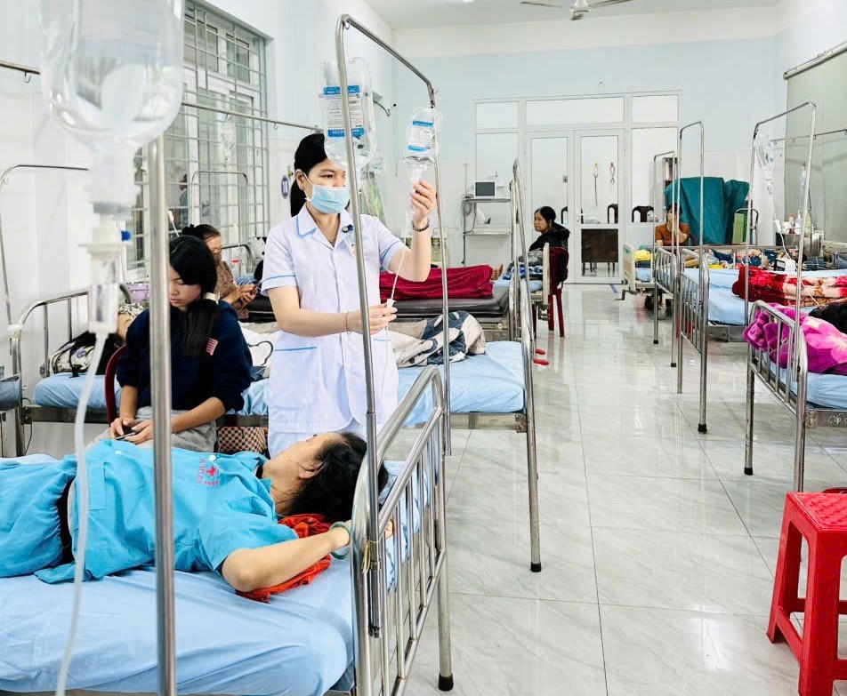 Đắk Lắk: Hàng chục người nhập viện nghi do ngộ độc sau khi ăn bánh mì