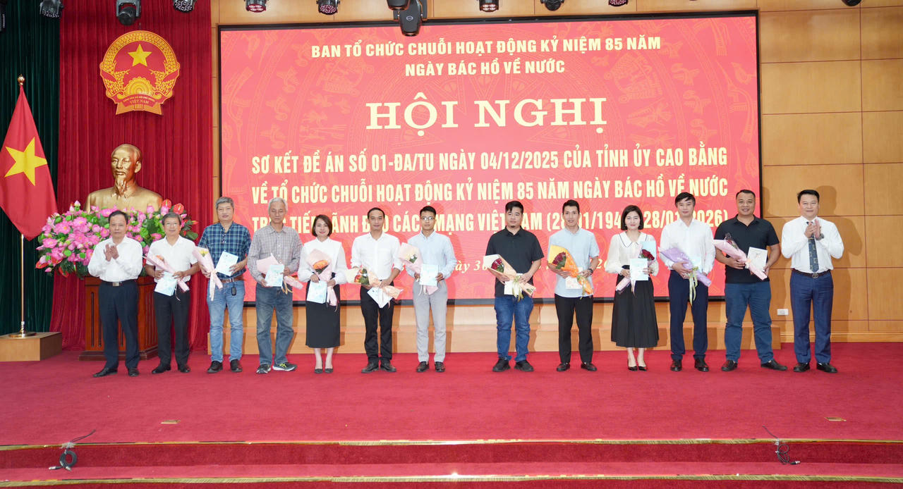 Phóng viên các cơ quan báo chí nhận quà lưu niệm của Ban tổ chức. (Ảnh: Lê Hanh)