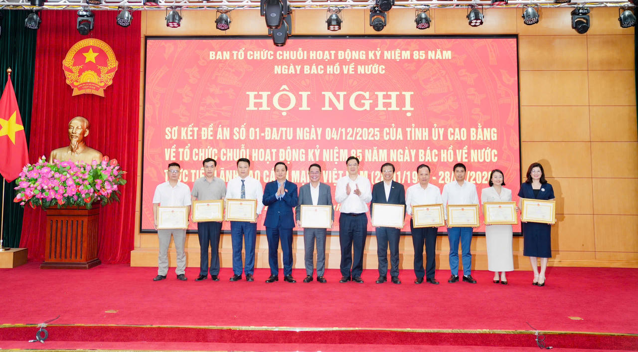 Tiến sĩ Vũ Hoài Nam, Tổng Biên tập Báo Pháp luật Việt Nam và các cá nhân nhận Bằng khen của Chủ tịch UBND tỉnh Cao Bằng. (Ảnh: Thanh Tùng)