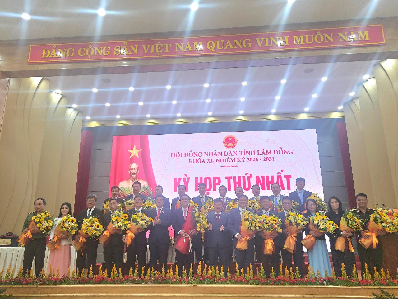 Ủy viên Trung ương Đảng, Bí thư Tỉnh ủy Lâm Đồng Y Thanh Hà Niê Kđăm chúc mừng các thành viên UBND tỉnh trúng cử.