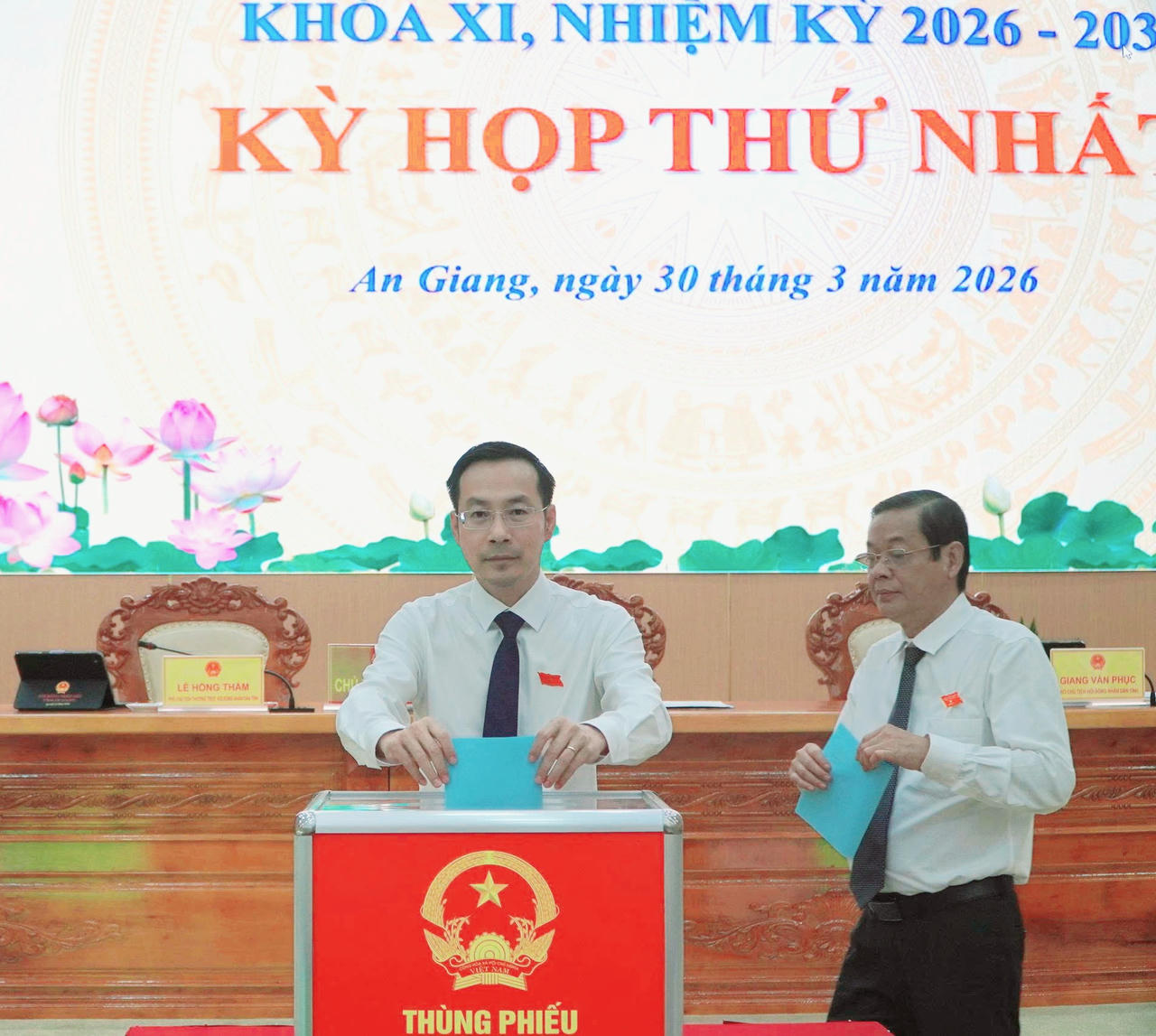 Các đại biểu bỏ phiếu tín nhiệm tại kỳ họp