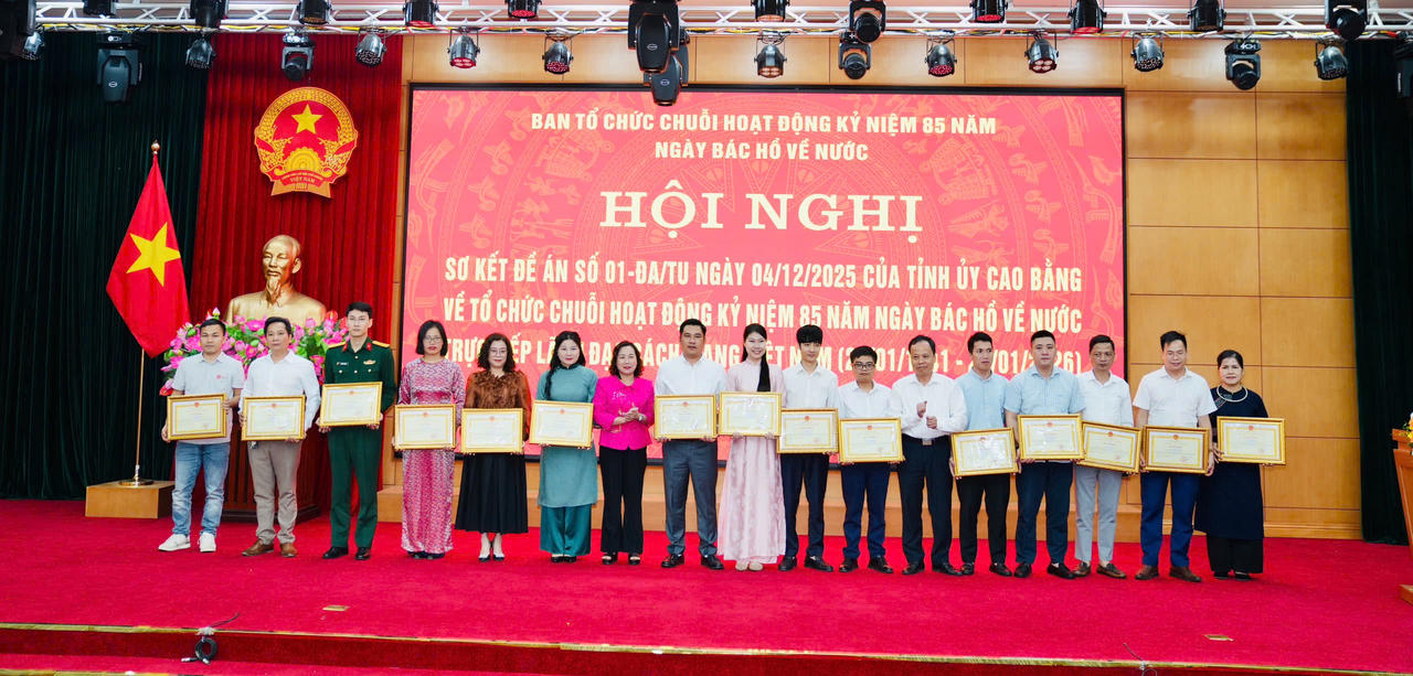 Phóng viên Lê Hanh nhận Bằng khen của Chủ tịch UBND tỉnh Cao Bằng. (Ảnh: Thanh Tùng)