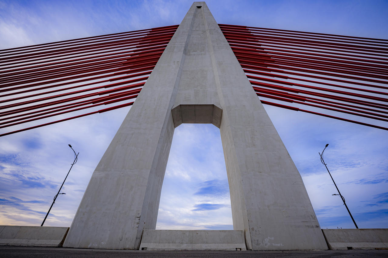 Điểm nổi bật của công trình là hệ thống dây văng màu đỏ neo trên trụ chính hình chữ A vươn cao giữa cửa biển. Nhìn từ chân tháp, những bó cáp đỏ tỏa ra như những cánh buồm căng gió giữa trời, vừa nâng đỡ nhịp cầu vừa gợi hình ảnh những chuyến tàu vươn khơi.